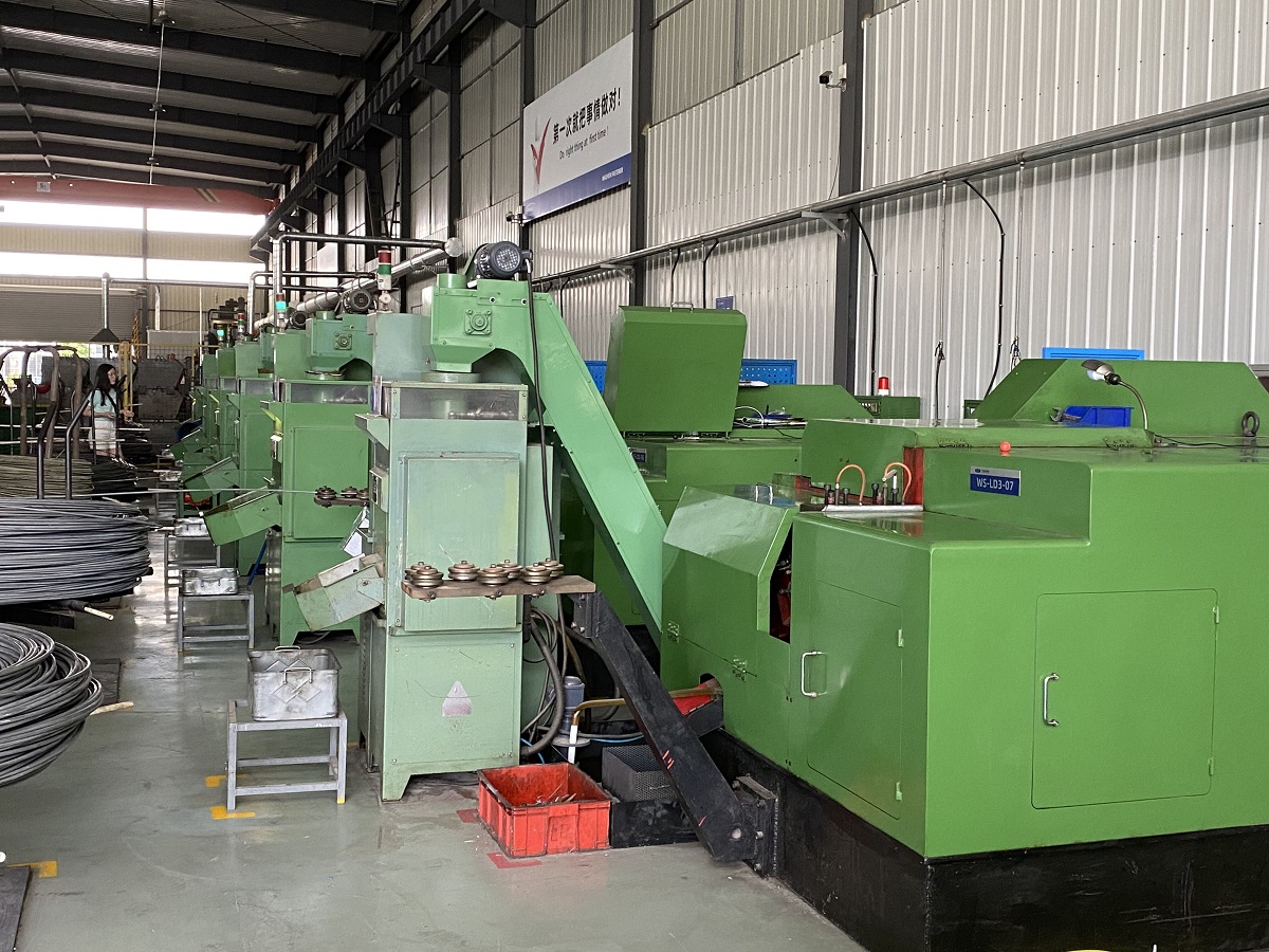 Machine à écrous à rivets