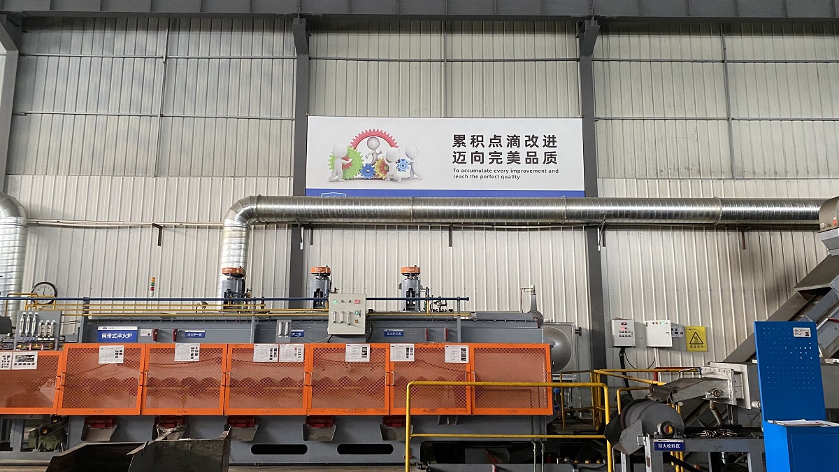 Machine d'installation d'écrous à rivets pour nomenclature